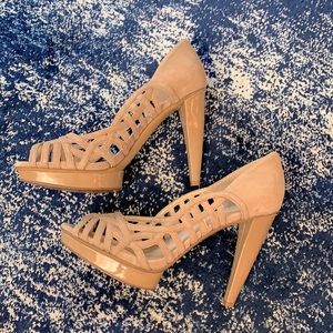 LIKE NEW Nine West Pump Size 9 Nude with Patent Heel